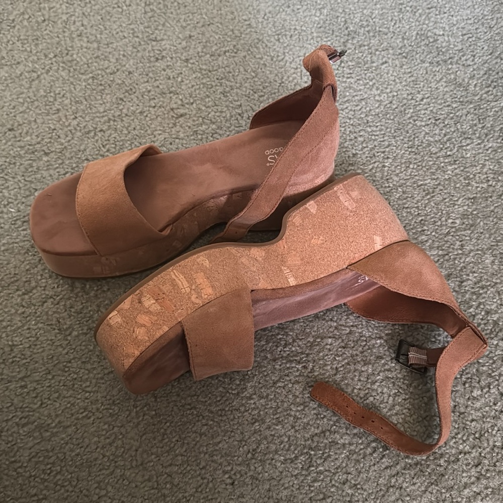 Tom’s cork brown platform sandals, women’s size 9.5